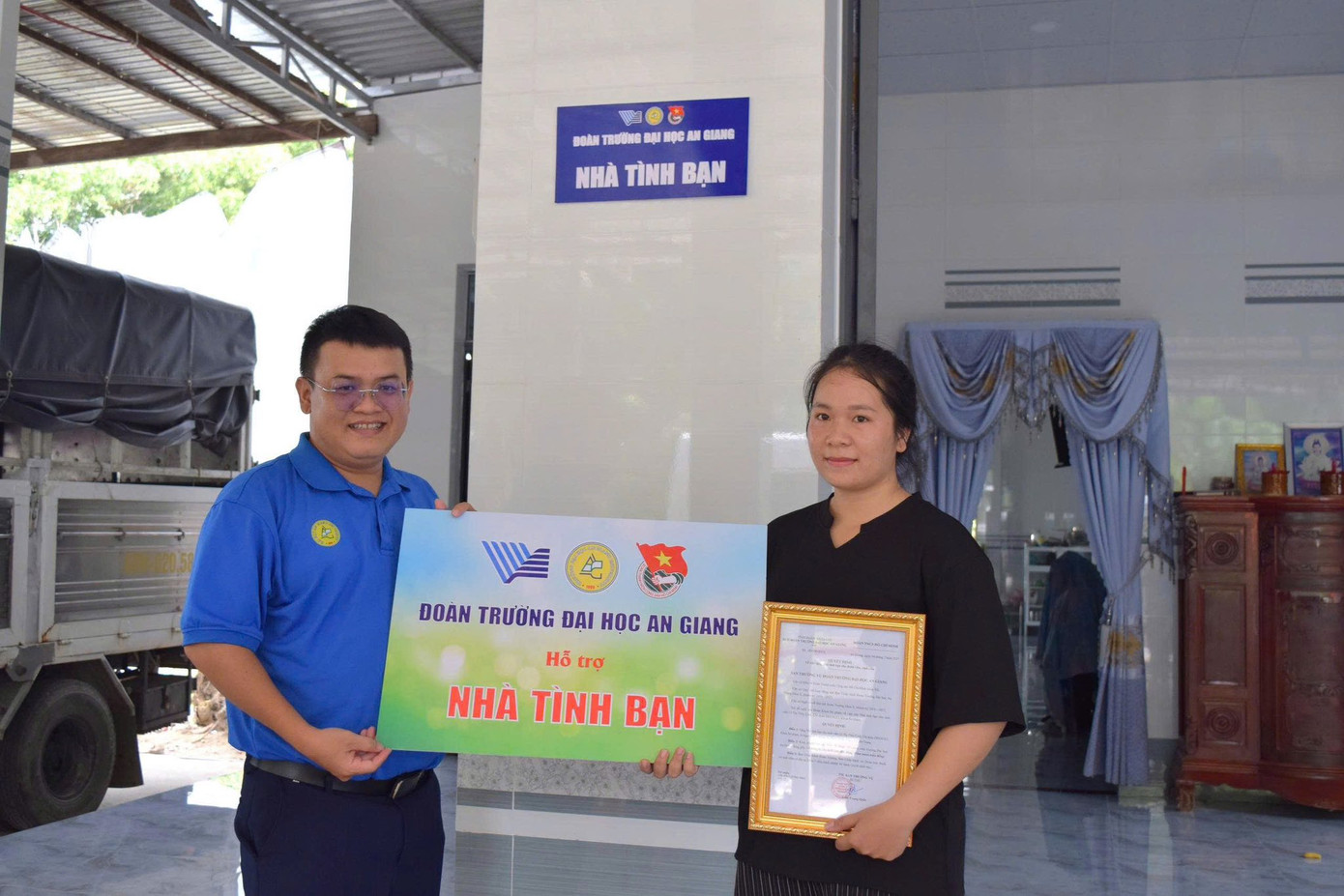 Anh Trần Trung Quốc, Bí thư Đoàn trường Đại học An Giang trao tặng Nhà tình bạn cho em Thùy Linh. Anh Trần Trung Quốc, Bí thư Đoàn trường Đại học An Giang trao tặng Nhà tình bạn cho em Thùy Linh.