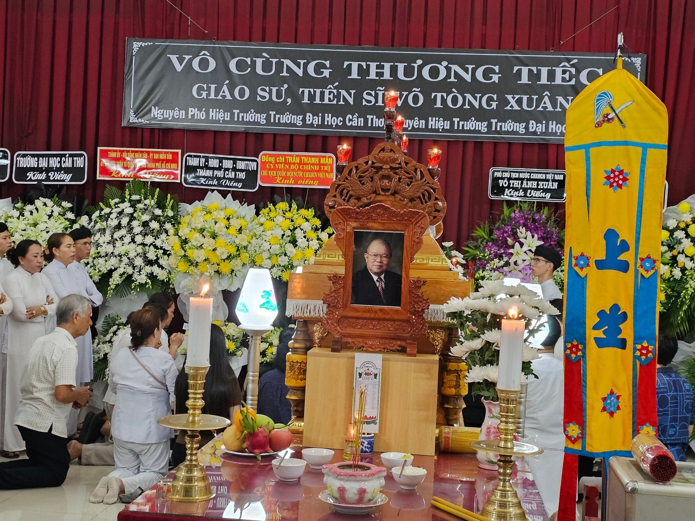 Lễ viếng Giáo sư Võ Tòng Xuân bắt đầu từ tối 19/8. Giáo sư Võ Tòng Xuân sẽ được an táng tại quê nhà Ba Chúc, huyện Tri Tôn, tỉnh An Giang vào ngày 22/8.