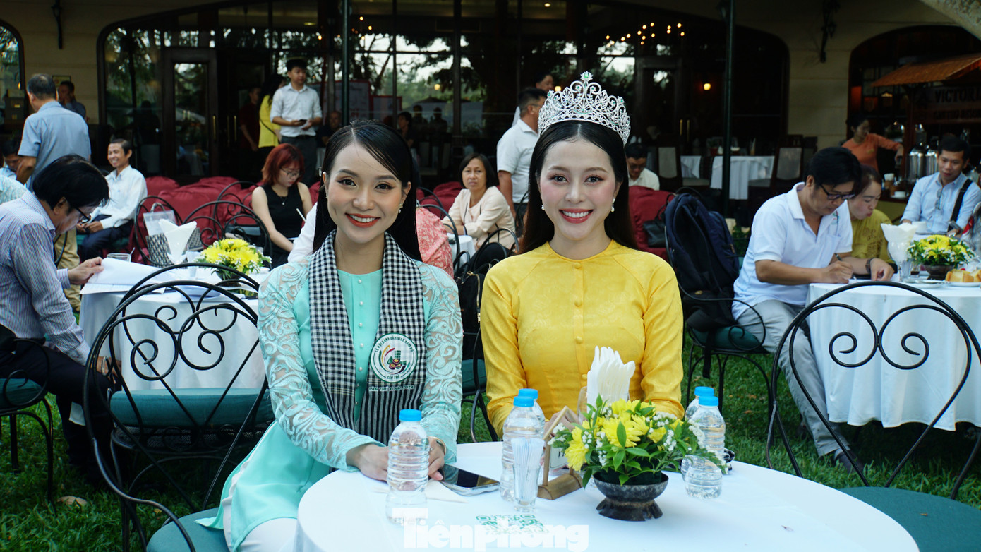 Hoa khôi cuộc thi Người đẹp Tây Đô 2023 Nguyễn Ngọc Kiều Duy (bên phải) và Người đẹp du lịch Lê Ngọc Phương Đào tham dự sự kiện (Ảnh: Hòa Hội). Hoa khôi cuộc thi Người đẹp Tây Đô 2023 Nguyễn Ngọc Kiều Duy (bên phải) và Người đẹp du lịch Lê Ngọc Phương Đào tham dự sự kiện (Ảnh: Hòa Hội).