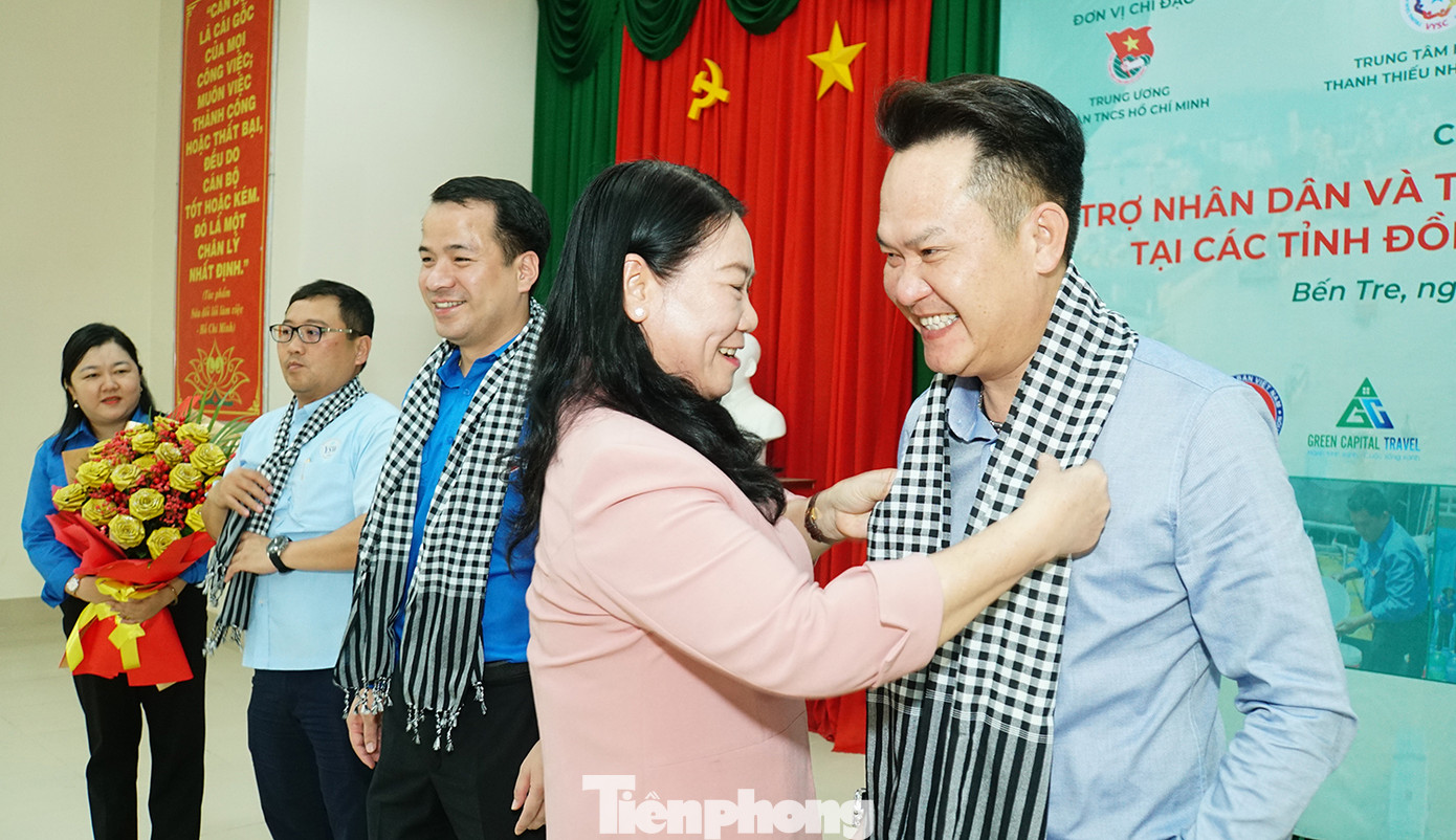 Bà Nguyễn Thị Bé Mười, Phó chủ tịch UBND tỉnh Bến Tre tặng khăn cho ông Đặng Hồng Anh. Ảnh: Hòa Hội Bà Nguyễn Thị Bé Mười, Phó chủ tịch UBND tỉnh Bến Tre tặng khăn cho ông Đặng Hồng Anh. Ảnh: Hòa Hội
