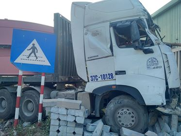 Xe container đâm xe tải làm sập nhà dân, 1 người chết ảnh 4