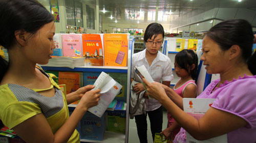 Với phụ huynh và học sinh, sách giáo khoa hiện nay được coi là tài liệu chuẩn mực. Trong ảnh: phụ huynh và học sinh chọn mua sách giáo khoa - Ảnh: Như Hùng