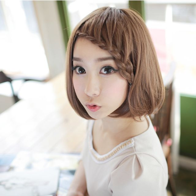 Mái tóc ngang với phần đuôi tóc được uốn xoăn và đánh rối một cách tự nhiên sẽ là phù hợp nhất với những cô nàng công sở. Mái tóc được ép thẳng và ốp vào mặt sẽ phù hợp với những cô gái có gương mặt tròn. Kiểu tóc đơn giản với đuôi tóc ở mang tai dược làm cụp vào trong, ôm lấy gương mặt. Với kiểu tóc này trông bạn thật dễ thương, trẻ trung.