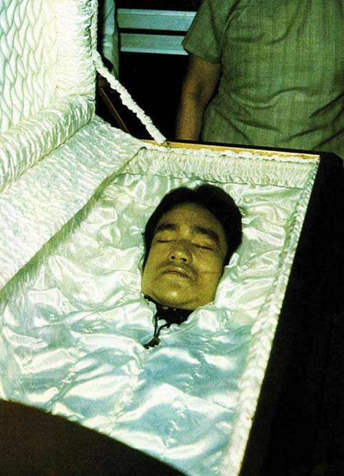 Không ai quanh thi hài Lý Tiểu Long có thể trả lời vì sao ông lại được đưa tới bệnh viện Elizabeth