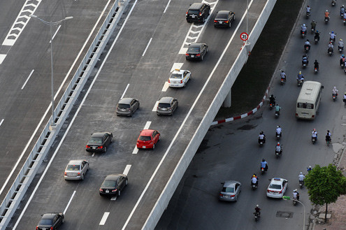 Để hạn chế xung đột và tận dụng công năng của cầu cạn, xe máy và xe thô sơ phải đi đường bên dưới