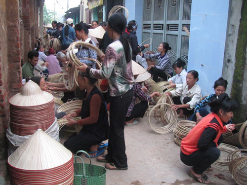 Song song với việc mua bán nón, người đi chợ còn mua vật liệu để về làm nón