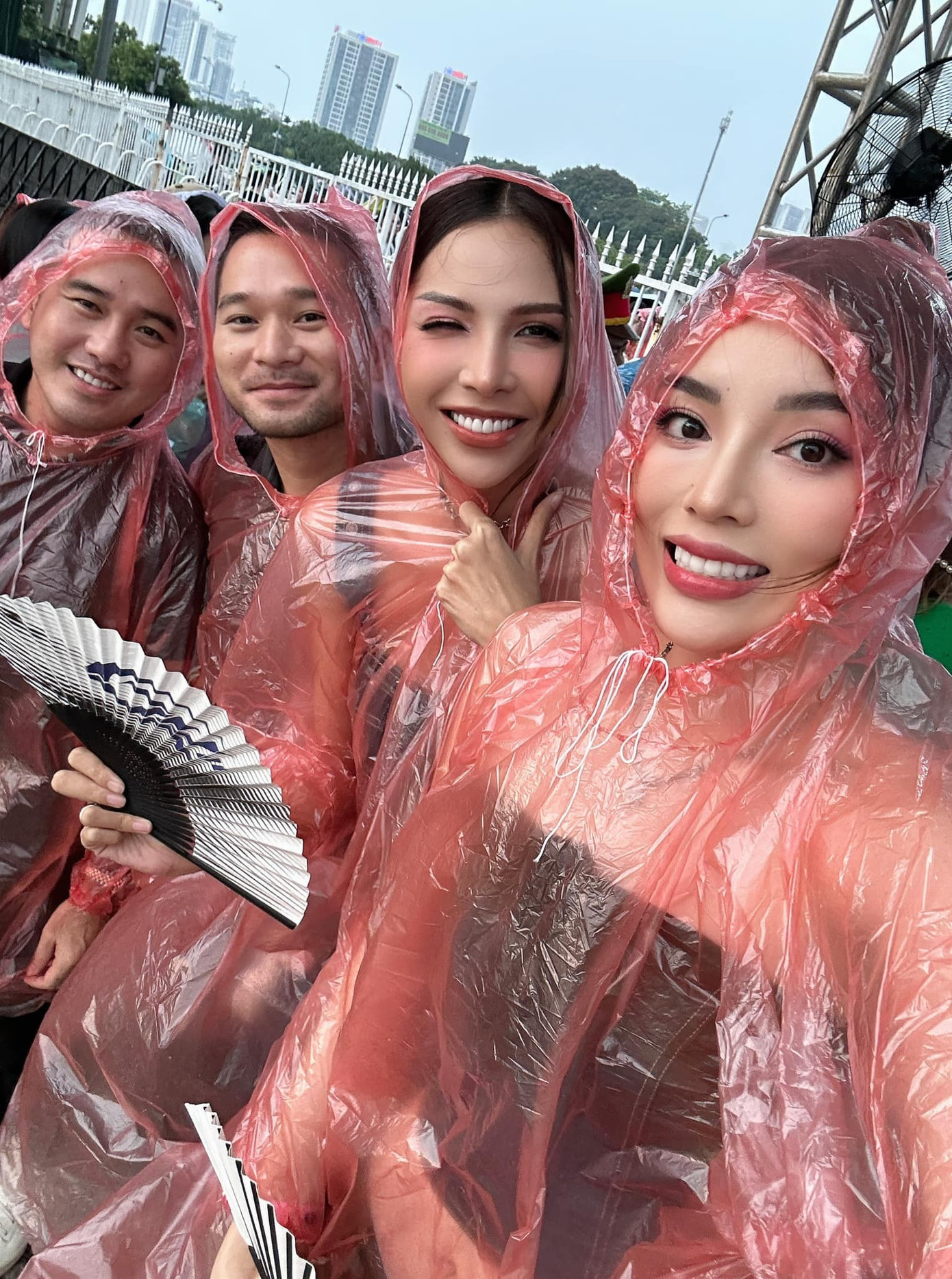 Minh Triệu - Kỳ Duyên và nhà thiết kế Lê Thanh Hòa đều &quot;chịu chung số phận&quot; mắc mưa.