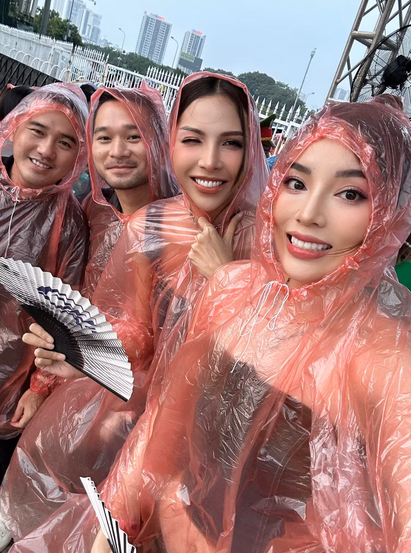 Minh Triệu - Kỳ Duyên và nhà thiết kế Lê Thanh Hòa đều "chịu chung số phận" mắc mưa.