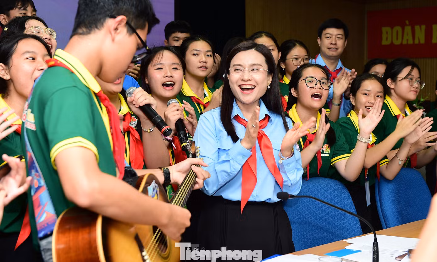 Buổi gặp mặt diễn ra sôi nổi với nhiều màn trổ tài văn nghệ của các đại biểu. Ảnh: Xuân Tùng
