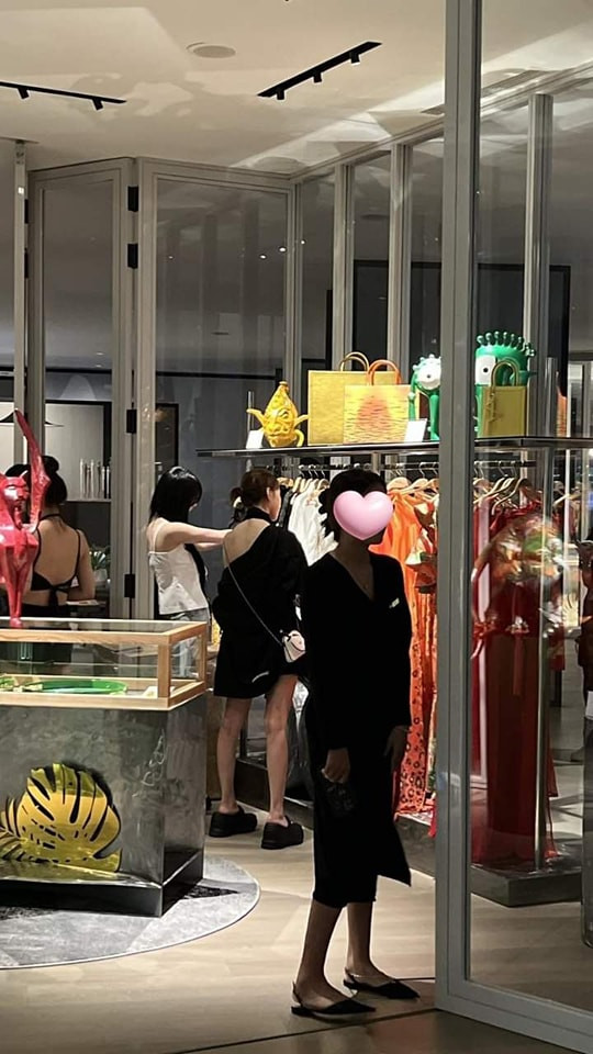 Fan chia sẻ hình ảnh các thành viên aespa đang xem áo dài. Fan chia sẻ hình ảnh các thành viên aespa đang xem áo dài.