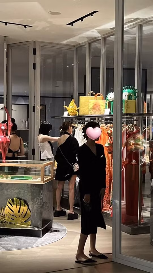 Fan chia sẻ hình ảnh các thành viên aespa đang xem áo dài.