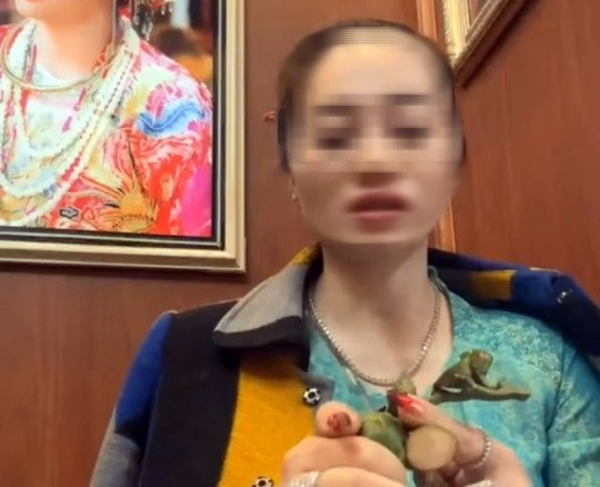 Clip cô T.H bổ cau khiến nhiều người cảm thấy buồn cười hơn là tin vào những gì cô này nói. Clip cô T.H bổ cau khiến nhiều người cảm thấy buồn cười hơn là tin vào những gì cô này nói.