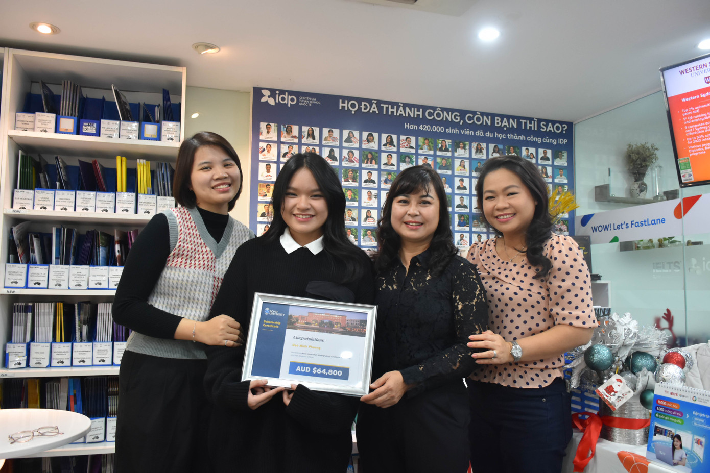 Học bổng hơn 1 tỷ đồng Việt Nam là món quà Minh Phương tặng mẹ dịp năm mới. Học bổng hơn 1 tỷ đồng Việt Nam là món quà Minh Phương tặng mẹ dịp năm mới.