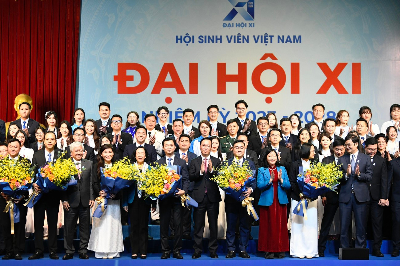 Ủy viên Bộ Chính trị, Chủ tịch nước CHXHCN Việt Nam Võ Văn Thưởng; Bí thư T.Ư Đảng, Chủ tịch Ủy ban Trung ương MTTQ Việt Nam Đỗ Văn Chiến; Bộ trưởng Bộ GD&amp;ĐT Nguyễn Kim Sơn; Bí thư thứ nhất T.Ư Đoàn Bùi Quang Huy tặng hoa chúc mừng Ban Chấp hành Trung ương Hội Sinh viên Việt Nam khóa XI.
