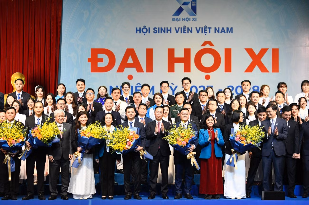 Ủy viên Bộ Chính trị, Chủ tịch nước CHXHCN Việt Nam Võ Văn Thưởng; Bí thư T.Ư Đảng, Chủ tịch Ủy ban Trung ương MTTQ Việt Nam Đỗ Văn Chiến; Bộ trưởng Bộ GD&amp;ĐT Nguyễn Kim Sơn; Bí thư thứ nhất T.Ư Đoàn Bùi Quang Huy tặng hoa chúc mừng Ban Chấp hành Trung ương Hội Sinh viên Việt Nam khóa XI.