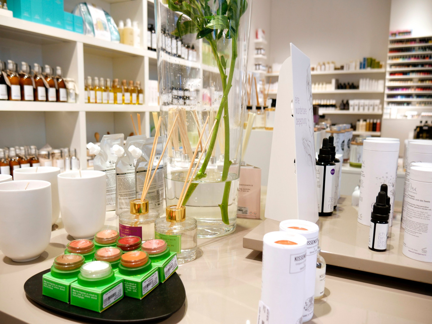 Kết quả từ phòng thí nghiệm và lời nói uy tín từ các nhà khoa học, các bác sĩ da liễu luôn có một sức thuyết phục mạnh mẽ.