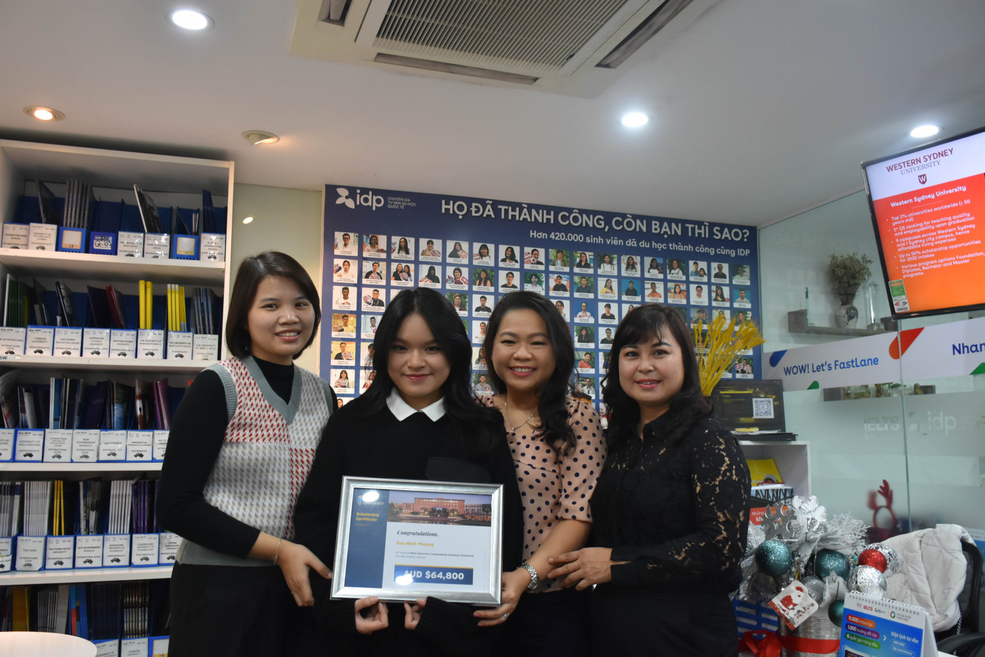 Minh Phương và mẹ chia sẻ niềm vui cùng đại diện trung tâm tư vấn IDP và chị Hoàng Linh - đại diện trường Đại Học Bond tại Việt Nam. Minh Phương và mẹ chia sẻ niềm vui cùng đại diện trung tâm tư vấn IDP và chị Hoàng Linh - đại diện trường Đại Học Bond tại Việt Nam.