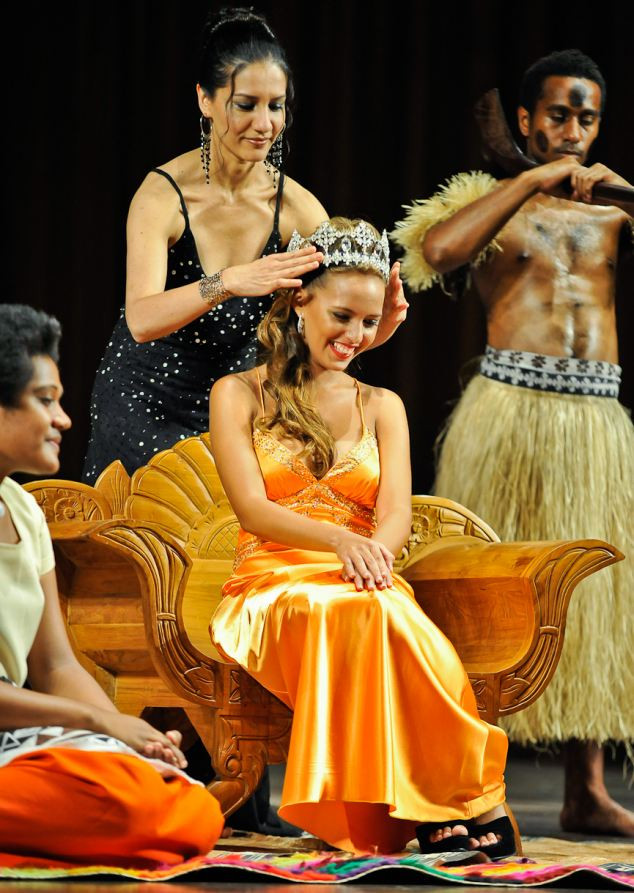 Ban tổ chức cho biết Torika Watters bị tước vương miện vì quá trẻ và không đủ tuổi dự thi Hoa hậu thế giới 2012. Ban tổ chức cho biết Torika Watters bị tước vương miện vì quá trẻ và không đủ tuổi dự thi Hoa hậu thế giới 2012