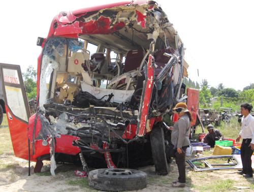 Chiếc xe bị nạn biến dạng được đưa về trụ sở công an. Ảnh: Hoàng Văn Chiếc xe bị nạn biến dạng được đưa về trụ sở công an