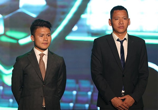 Biểu cảm của cầu thủ Anh Đức và Quang Hải khi chờ công bố kết quả Quả bóng Vàng 2018. Vì sao hai MC Quả bóng vàng 2018 bị ném đá dữ dội? ảnh 1