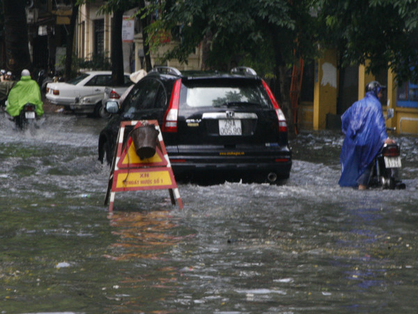 Nhiều biển báo được đặt tại các hố ga