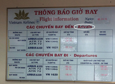 Arrivals bị viết thành "arivals", thiếu chữ r. Hình chụp tại sân bay Quy Nhơn. Ảnh: Lưu Ngọc Thanh . Arrivals bị viết thành