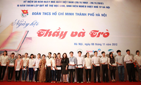 Chị Nguyễn Thị Hà - Bí thư TƯ Đoàn cùng bà Chu Anh Đào - Giám đốc quỹ hỗ trợ học sinh sinh viên trao học bổng cho những học sinh, sinh viên vượt khó. Ảnh: Trường Phong