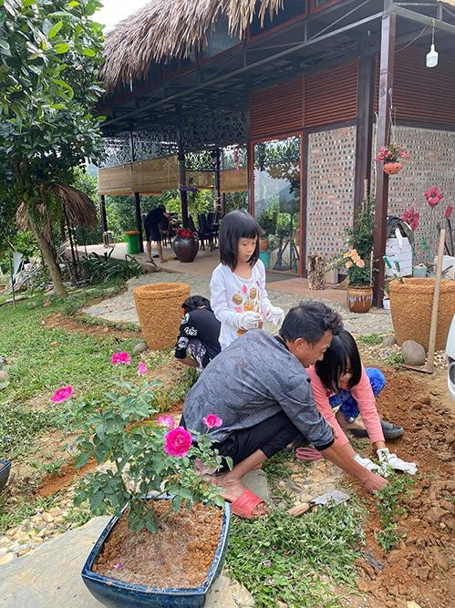 Mấy bố con cùng làm vườn