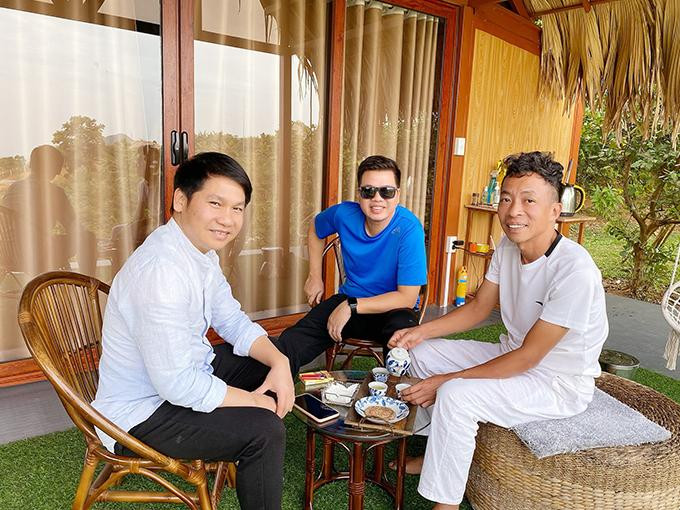 Tam ca nhạc đỏ tập nhạc trong trang trại của Việt Hoàn