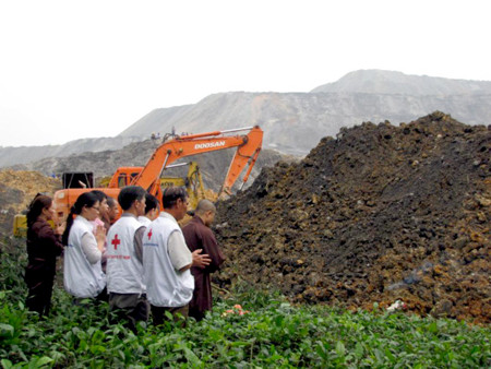 Các pháp sư được mời đến để cầu siêu cho các nạn nhân xấu số