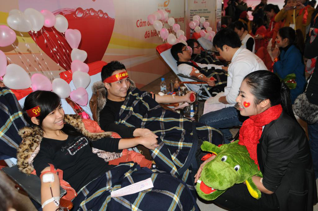 Hai người đẹp cùng đi thăm hỏi, trò chuyện, tiếp thêm động lực cho các cặp tình nhân. Cả hai cùng đi thăm hỏi, trò chuyện, tiếp thêm động lực cho các bạn trẻ