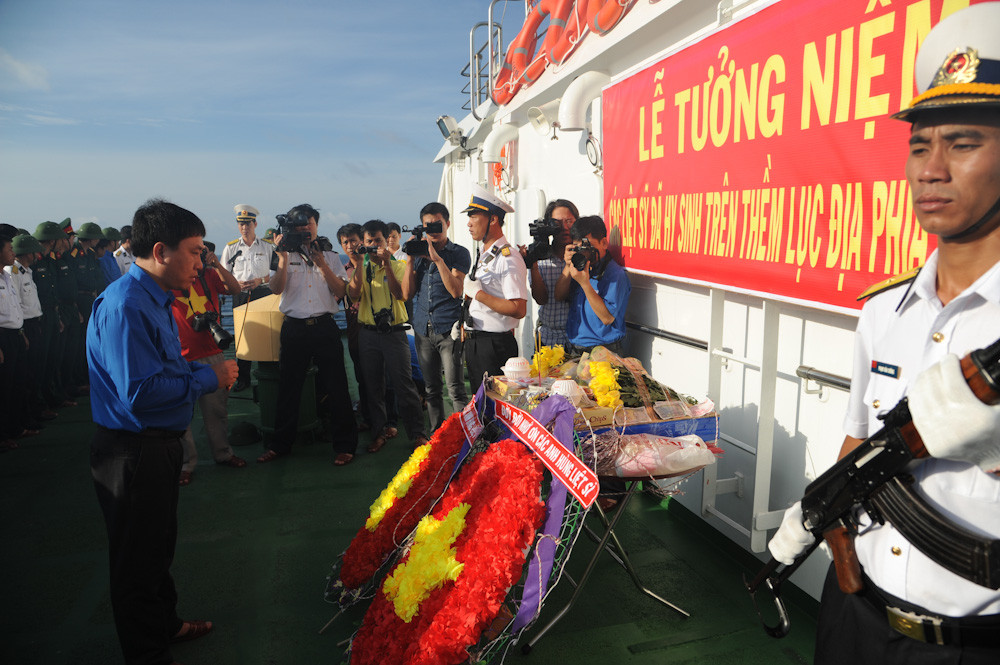 Bí thư T.Ư Đoàn TNCS Hồ Chí Minh Nguyễn Mạnh Dũng thắp hương tưởng niệm các liệt sỹ 