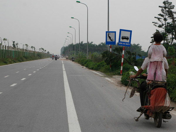 Trẻ em đứng sau mô tô phóng vi vu