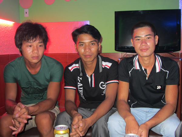 Ba thủy thủ xã Quỳnh Long bị cướp biển Somalia bắt làm con tin suốt 19 tháng đã về đến nhà. Ảnh: Quang Long