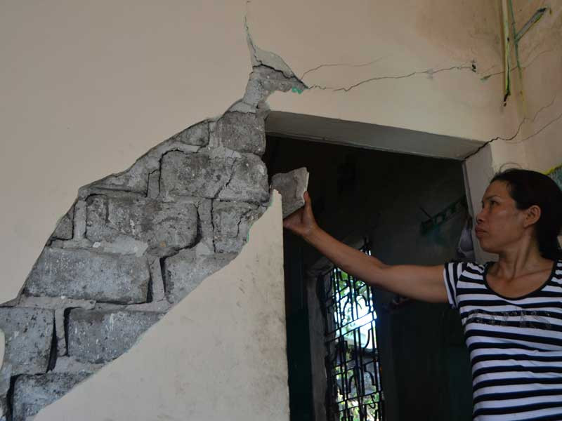 Những vết nứt lớn trên tường nhà