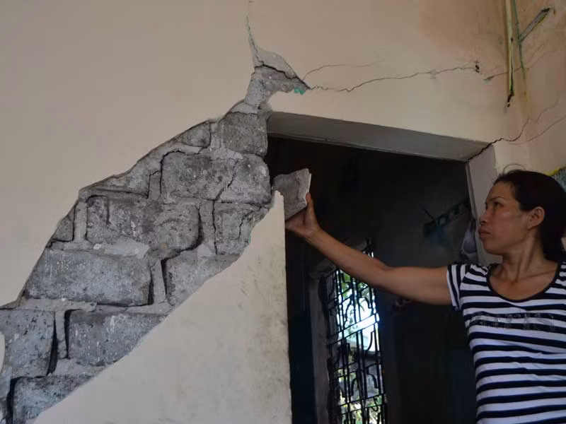 Những vết nứt lớn trên tường nhà