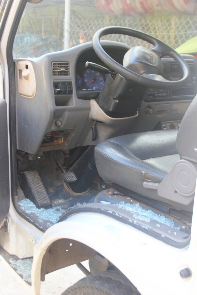 Xe của CSGT bị đối tượng làm vỡ kính