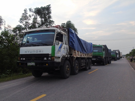 Xe tải lật ngửa, hàng chục tấn than đổ tràn đường ảnh 3