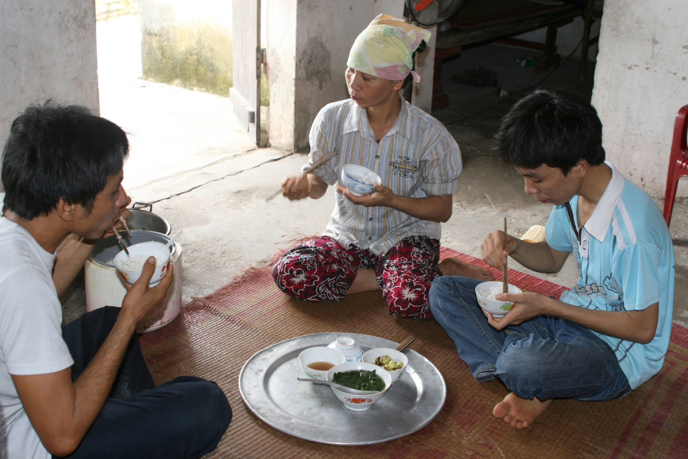 Bữa cơm của gia đình em Phạm Văn Khánh.