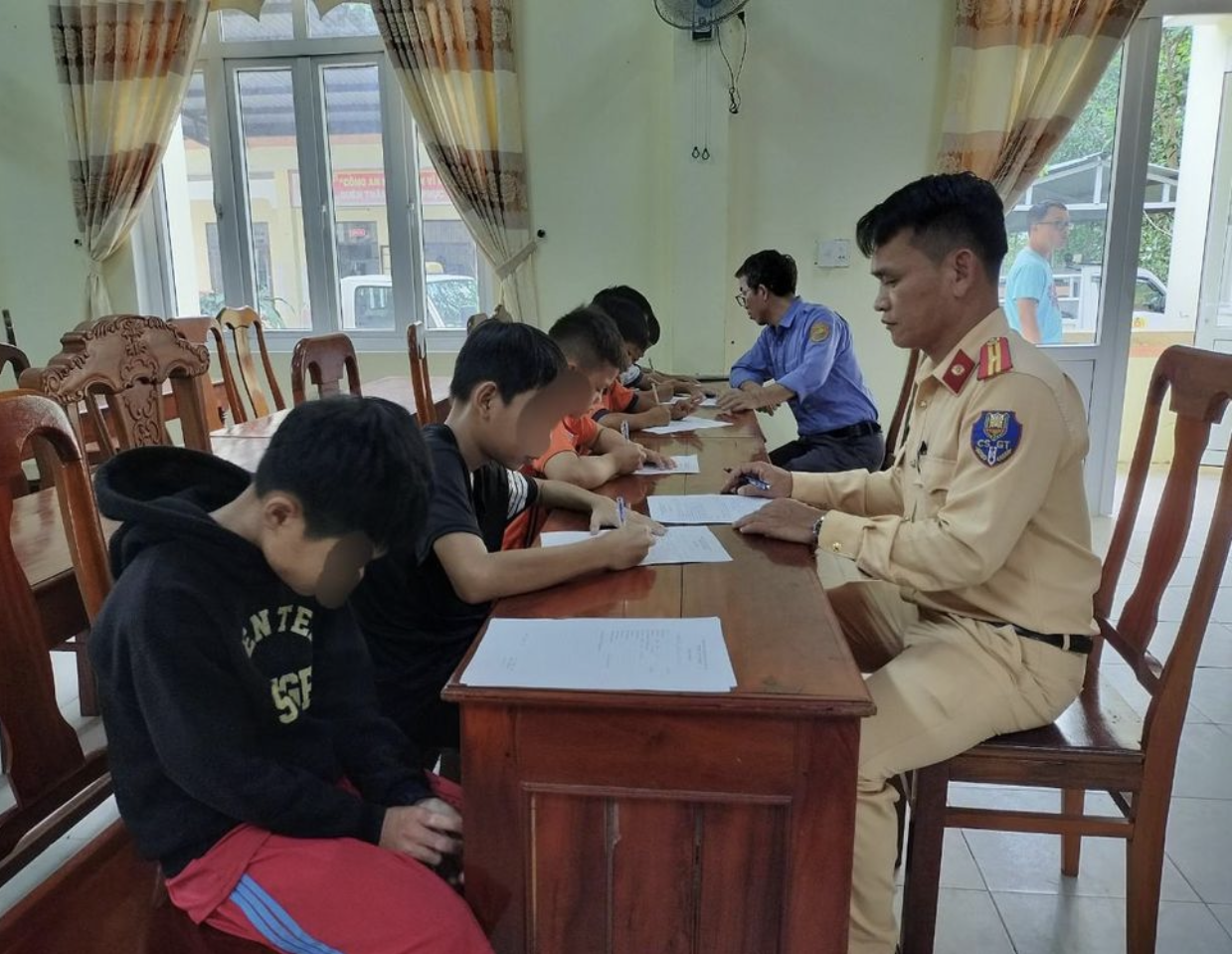 6 em học sinh ký cam kết không ném đất, đá lên tàu khách Bắc-Nam nữa. Ảnh: CA