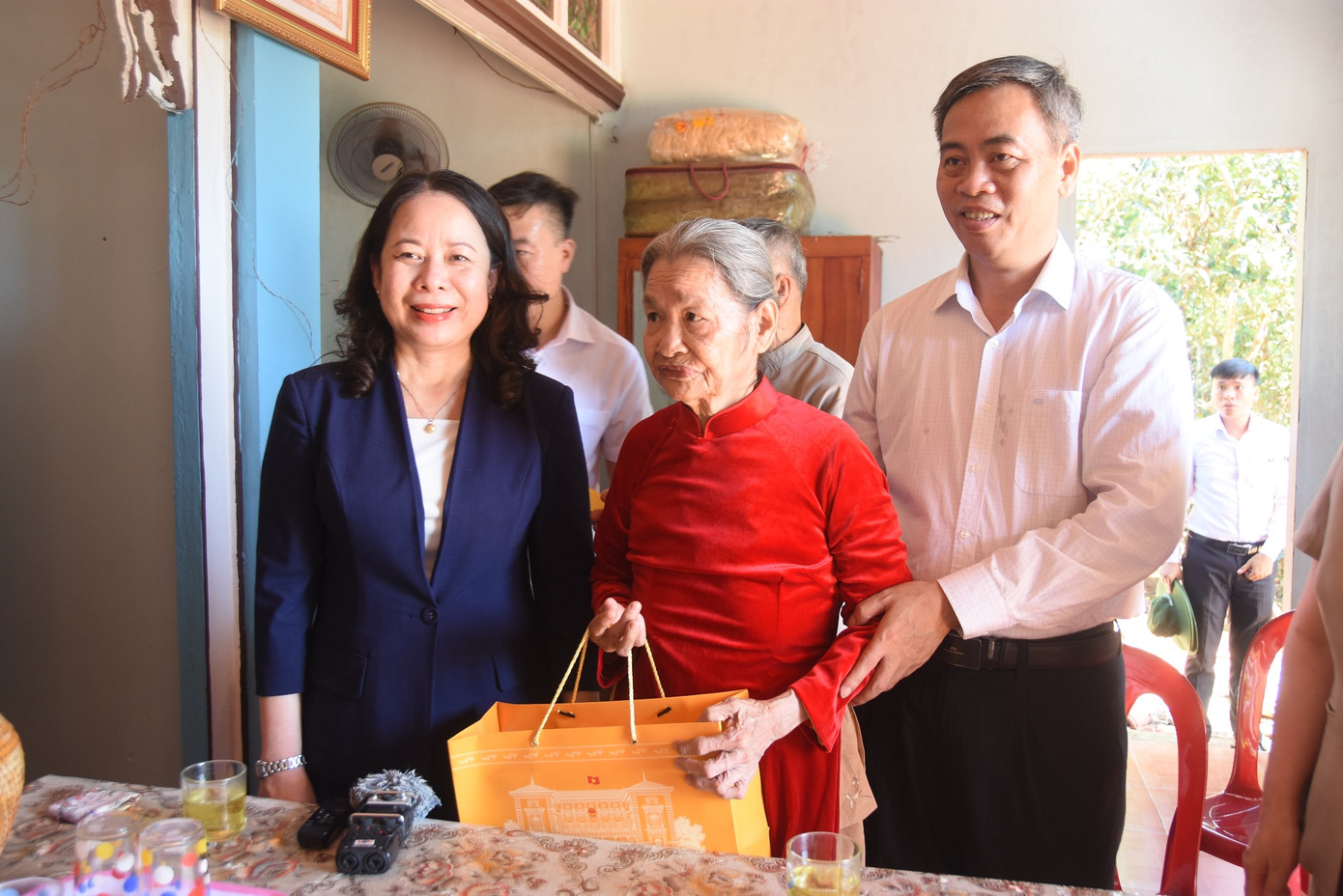 Phó Chủ tịch nước Võ Thị Ánh Xuân và Phó Bí thư Thường trực Tỉnh ủy, Chủ tịch HĐND tỉnh Quảng Trị Nguyễn Đăng Quang tặng quà Mẹ Việt Nam anh hùng Lê Thị Mót. Ảnh: Đức Việt