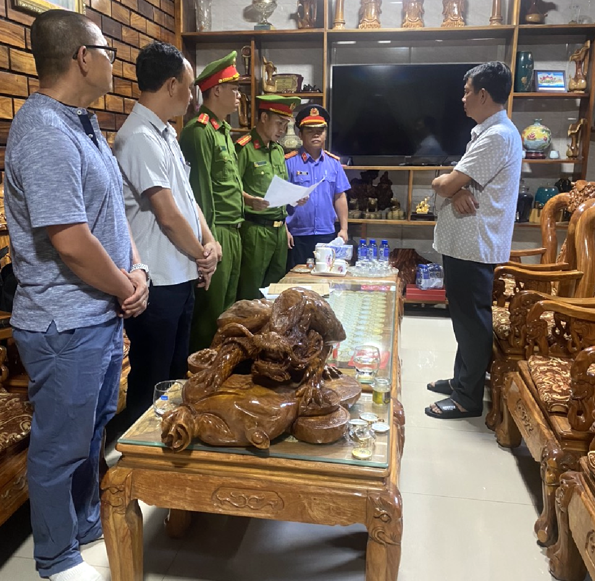 Cơ quan chức năng đọc quyết định khởi tố ông Lê Quang Thuận-Phó Chủ tịch UBND huyện Hướng Hóa (bìa phải ảnh). Ảnh: CA Cơ quan chức năng đọc quyết định khởi tố ông Lê Quang Thuận-Phó Chủ tịch UBND huyện Hướng Hóa (bìa phải ảnh). Ảnh: CA