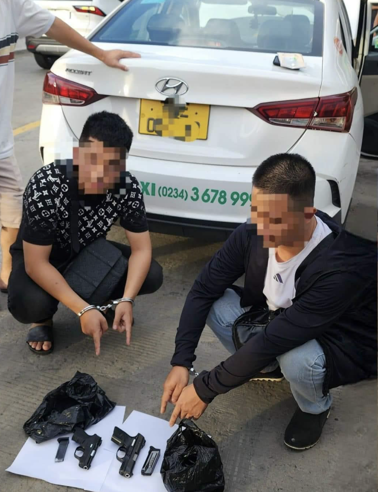 Hai đối tượng tàng trữ trái phép vũ khí quân dụng Tăng Minh V. và Mai Văn P. bị Công an huyện Đakrông phát hiện và bắt giữ. Ảnh: CA