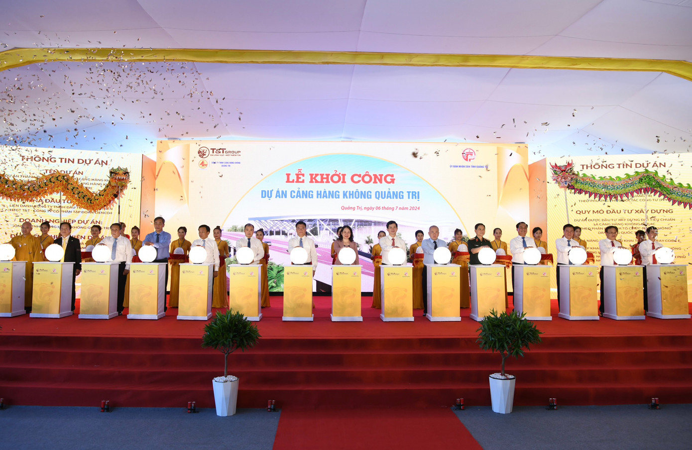 Bấm nút chính thức khởi công xây dựng Cảng hàng không Quảng Trị. Ảnh: Nhật Minh Bấm nút chính thức khởi công xây dựng Cảng hàng không Quảng Trị. Ảnh: Nhật Minh