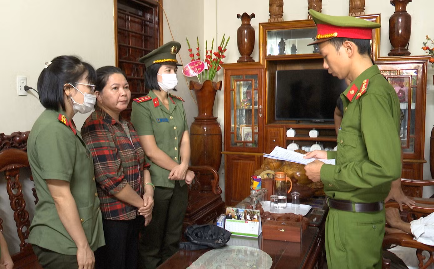 Cơ quan CSĐT Công an huyện Hải Lăng đọc lệnh bắt, tạm giam bị can Lê Thị Hương. Ảnh: CA