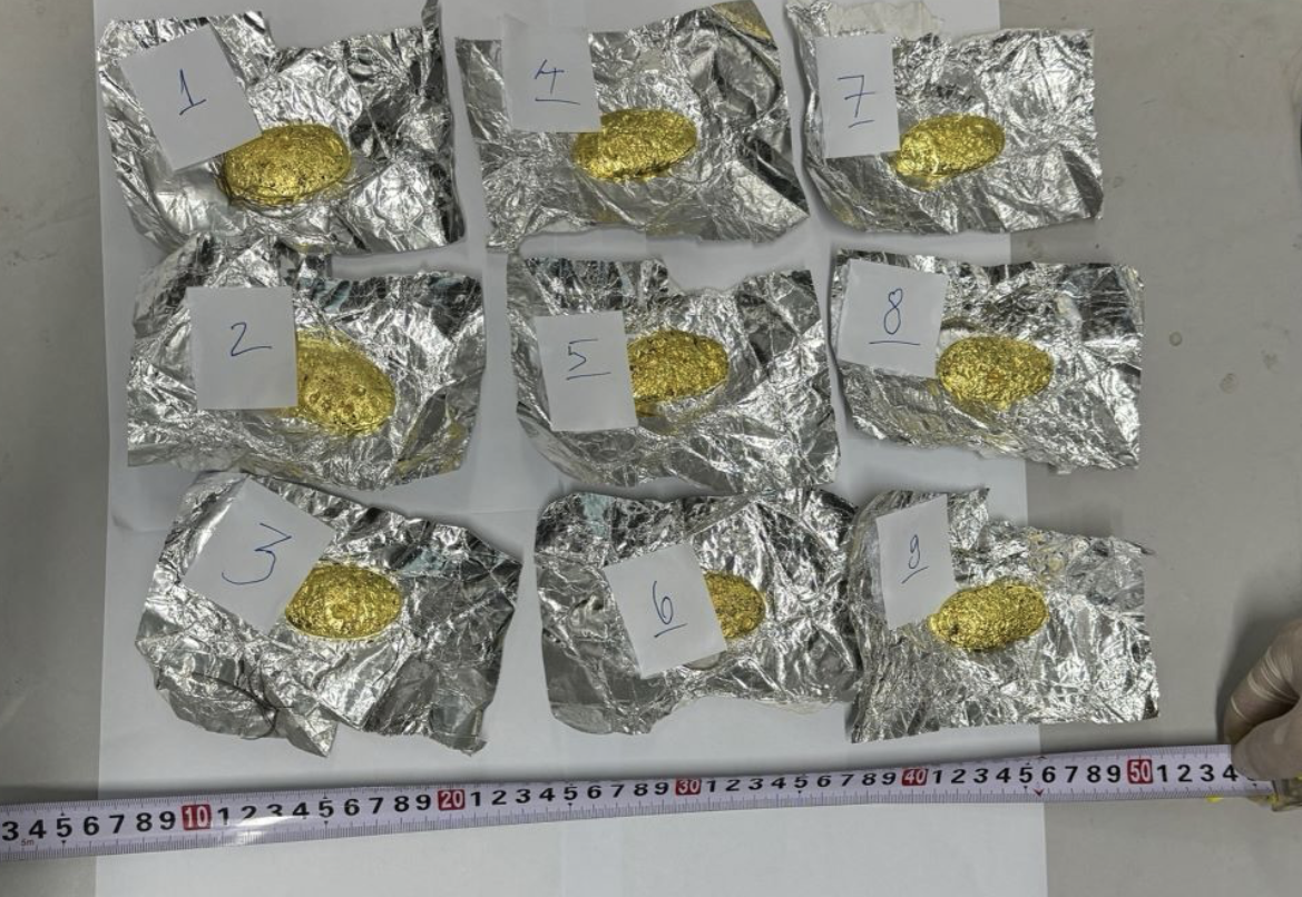 Túi vải chứa 9 miếng vàng được buộc quanh thắt lưng ông Phạm Đình Hoàng. Ảnh: HAQT