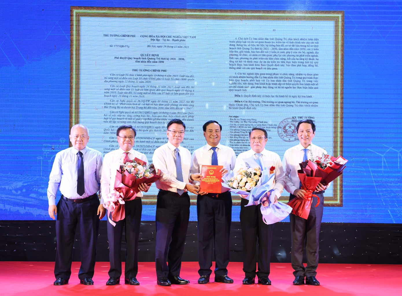 Phó Thủ tướng Chính phủ Lê Thành Long (thứ 3, trái sang) trao quyết định phê duyệt Quy hoạch tỉnh Quảng Trị thời kỳ 2021-2030, tầm nhìn đến năm 2050 cho lãnh đạo tỉnh Quảng Trị. Ảnh: Nhật Minh Phó Thủ tướng Chính phủ Lê Thành Long (thứ 3, trái sang) trao quyết định phê duyệt Quy hoạch tỉnh Quảng Trị thời kỳ 2021-2030, tầm nhìn đến năm 2050 cho lãnh đạo tỉnh Quảng Trị. Ảnh: Nhật Minh