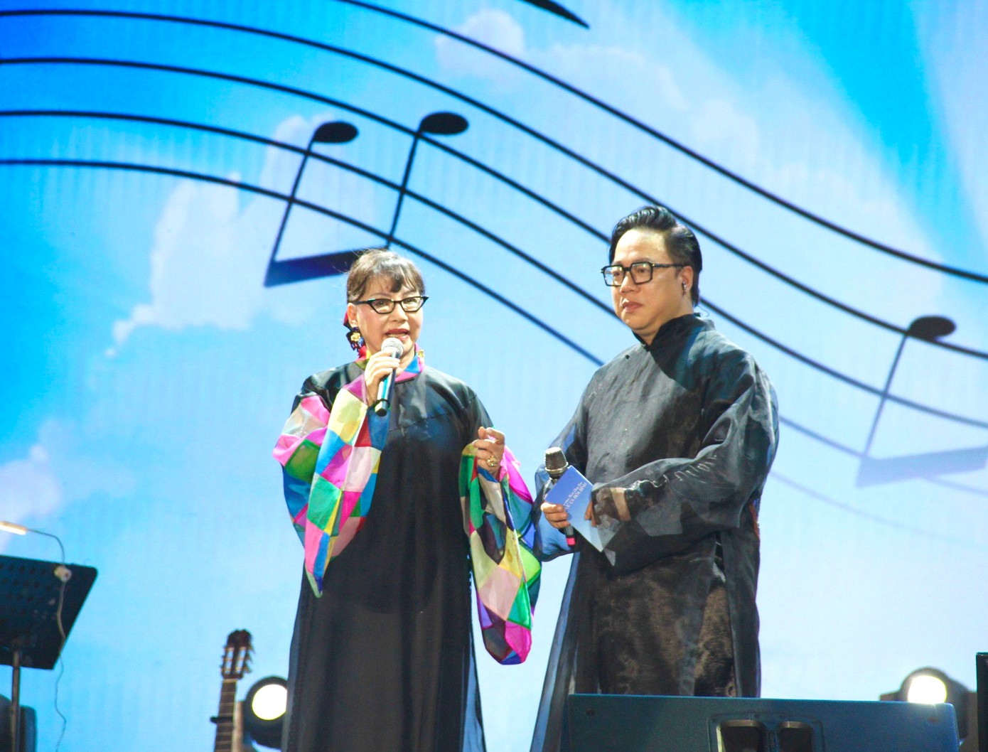 Ca sĩ Trịnh Vĩnh Trinh, đại diện gia đình nhạc sĩ Trịnh Công Sơn nói về khát khao hoà bình của chính nhạc sĩ Trịnh Công Sơn trong các ca khúc của ông và cảm xúc của gia đình khi được cùng tổ chức chương trình. Ảnh: Minh Đức