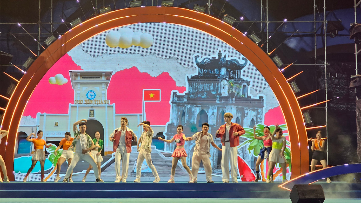 Một tiết mục trình diễn tại khai mạc Lễ hội Văn hóa - Ẩm thực quốc tế “Hương vị miền hoa nắng”. Một tiết mục trình diễn tại khai mạc Lễ hội Văn hóa - Ẩm thực quốc tế “Hương vị miền hoa nắng”.