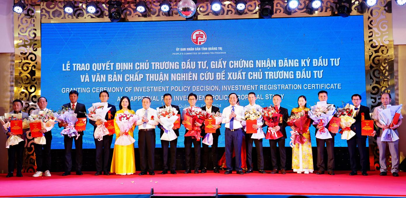Lãnh đạo UBND tỉnh Quảng Trị trao giấy chứng nhận đầu tư cho các nhà đầu tư.